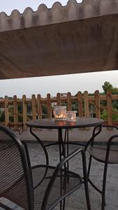 un tavolo con due candele e due sedie su un patio di a casa di Sara a Sassari