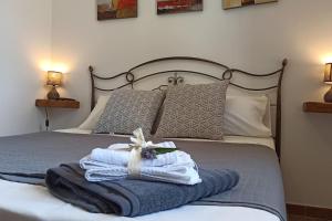 una camera da letto con un letto e un asciugamano sopra di a casa di Sara a Sassari