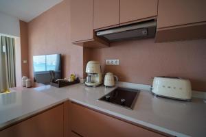 una cucina con 2 macchinette del caffè sul bancone di Bono Residence a Marmaris