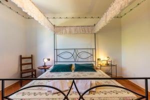 um quarto com uma cama com uma estrutura de metal em Appartamento Moraiolo em Montepulciano