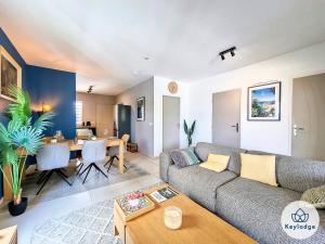 ein Wohnzimmer mit einem Sofa und einem Tisch in der Unterkunft T3 - Tropical Lodge - 3 étoiles - 65m2 - Saint-Pierre in Saint-Pierre