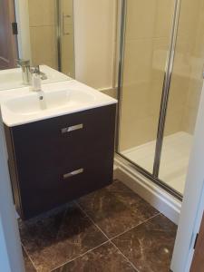 Bilik mandi di Apartment with Private Pool Sleeps 5