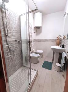 une salle de bains avec douche, toilettes et lavabo dans l'établissement Casa Anselmi, à Abbadia San Salvatore