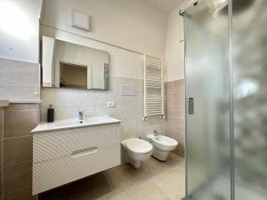 une salle de bain avec toilettes, lavabo et douche dans l'établissement Casa Nazzaro, à Deliceto 14 autres photos