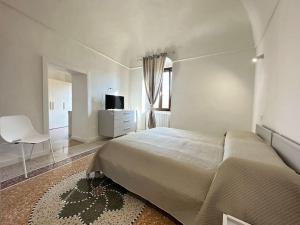une chambre avec un grand lit et une télévision dans l'établissement Casa Nazzaro, à Deliceto