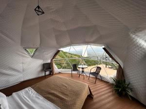Postel nebo postele na pokoji v ubytování Signagi Glamping + 20 fotografií