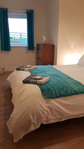 Postel nebo postele na pokoji v ubytování Apartment with Private Pool Sleeps 5 + 7 fotografií