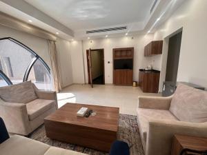 een woonkamer met een bank en een salontafel bij فندق جولدن ايليت Golden Elite Hotel in Al Khobar