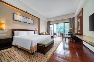 Habitación de hotel con cama grande y escritorio. en Holiday Inn Resort Chaohu Hot Spring, an IHG Hotel, en Chaohu