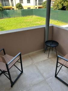 2 sillas y una mesa en el balcón en H30 Apartman, en Pécs