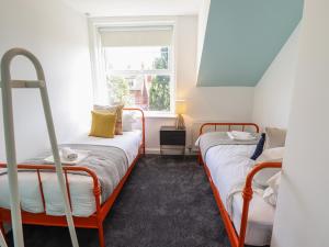 Ce dortoir comprend 2 lits superposés et une fenêtre. dans l'établissement Carlton House, à Skegness