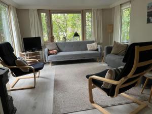 a living room with a couch and two chairs at Norgerchalet in Norg