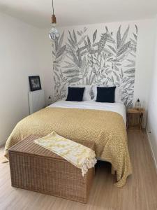Schlafzimmer mit einem Kingsize-Bett und einer Ottomane in der Unterkunft Appartement neuf T2 in Saint-Pierre-Quiberon