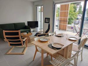 ein Wohnzimmer mit einem Tisch und Stühlen in der Unterkunft Appartement neuf T2 in Saint-Pierre-Quiberon