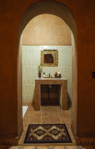 um corredor com um lavatório num quarto em Riad Imuhar em M'hamid