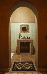 a hallway with a sink in a room at Riad Imuhar in Mhamid