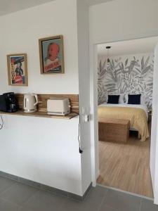 ein Schlafzimmer mit einem Bett in einem Zimmer in der Unterkunft Appartement neuf T2 in Saint-Pierre-Quiberon