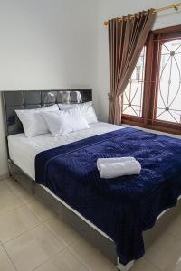 un letto con due asciugamani sopra di FAZILA homestay a Yogyakarta