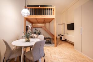 een kamer met een tafel en stoelen en een woonkamer bij K7 - Boutique Apartments, Best Location. By BQA in Boedapest