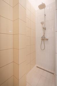 een badkamer met een douche met witte tegels bij K7 - Boutique Apartments, Best Location. By BQA in Boedapest