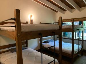 Postel nebo postele na pokoji v ubytování Mad Vervet Nairobi Backpackers Hostel