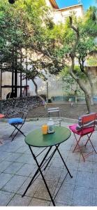 three chairs and a table with a green table at Coremi in Naples