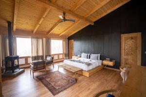 1 dormitorio con 1 cama grande y chimenea en Qayaam Gah en Srinagar