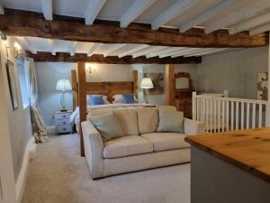 een woonkamer met een bank en een bed bij Coves House Farm B&B in Wolsingham