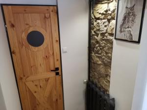 drewniane drzwi w pokoju z kamienną ścianą w obiekcie Przystanek Srebrna Góra w Srebrnej Górze