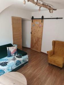 um quarto com uma cama, uma porta e uma cadeira em Przystanek Srebrna Góra em Srebrna Góra
