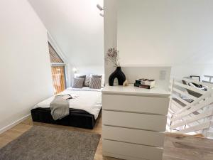 1 dormitorio con 1 cama y vestidor blanco en Hill & Chill Kudowa Zdrój, en Kudowa-Zdrój