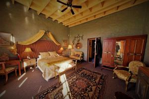 een slaapkamer met een bed en een plafond bij Bygracealone Manor in Outeniekwa