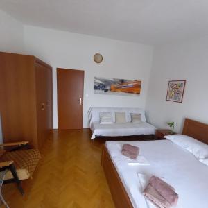 um quarto com duas camas e um sofá em Tucepi Kamena 57 em Tučepi