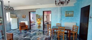 - une cuisine et une salle à manger avec une table et des chaises dans l'établissement Karlovasi house amazing sea view, à Karlovasi