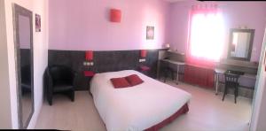 1 dormitorio con cama blanca y almohadas rojas en Hôtel Le Floride 