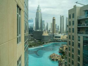 Výhled na bazén z ubytování Elegant Apartment Overlooking Dubai Mall Fountain. nebo okolí