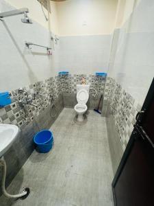 een badkamer met een toilet en een wastafel bij apartment by Xoyo in Varanasi