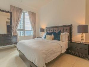 Postel nebo postele na pokoji v ubytování Elegant Apartment Overlooking Dubai Mall Fountain.