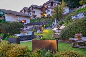 uma vista para um jardim com casas ao fundo em Hotel Ciamp em Santa Cristina in Val Gardena