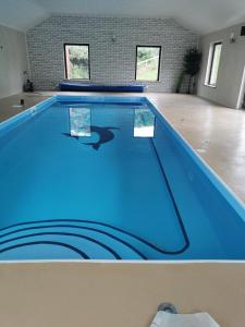 Kolam renang di atau dekat dengan Apartment with Private Pool Sleeps 5
