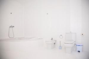 bagno bianco con 2 servizi igienici e lavandino di Chalet Marpacos a Santa Cruz de Tenerife
