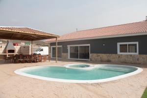 Πισίνα στο ή κοντά στο Chalet Marpacos