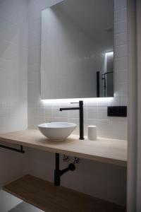 y baño con lavabo blanco y espejo. en Ponteloft - Curriño, en Pontevedra