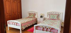 2 nebeneinander sitzende Betten in einem Schlafzimmer in der Unterkunft CASA Da CERCA ACHADA De GAULA in Santa Cruz