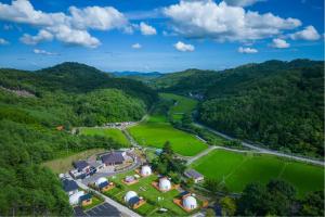 Φυσικό τοπίο κοντά σε οργανωμένο κάμπινγκ