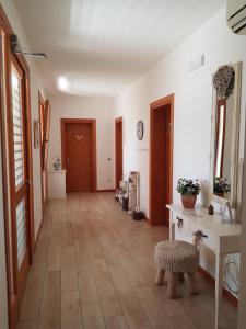 a hallway with a room with a table and a chair at Agriturismo Casa Rossa in Postioma