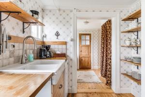 Kuchyň nebo kuchyňský kout v ubytování Stubbegården - Unique swedish style with fireplace + 34 fotografií