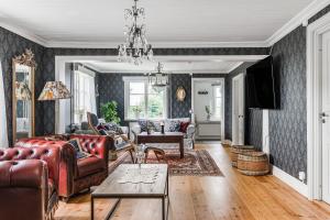 Posezení v ubytování Stubbegården - Unique swedish style with fireplace