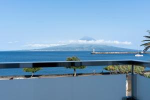 vistas al agua desde el balcón de un edificio en Horta Bay en Horta