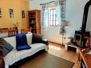 uma sala de estar com um sofá e uma janela em Las Paredes em Barlovento